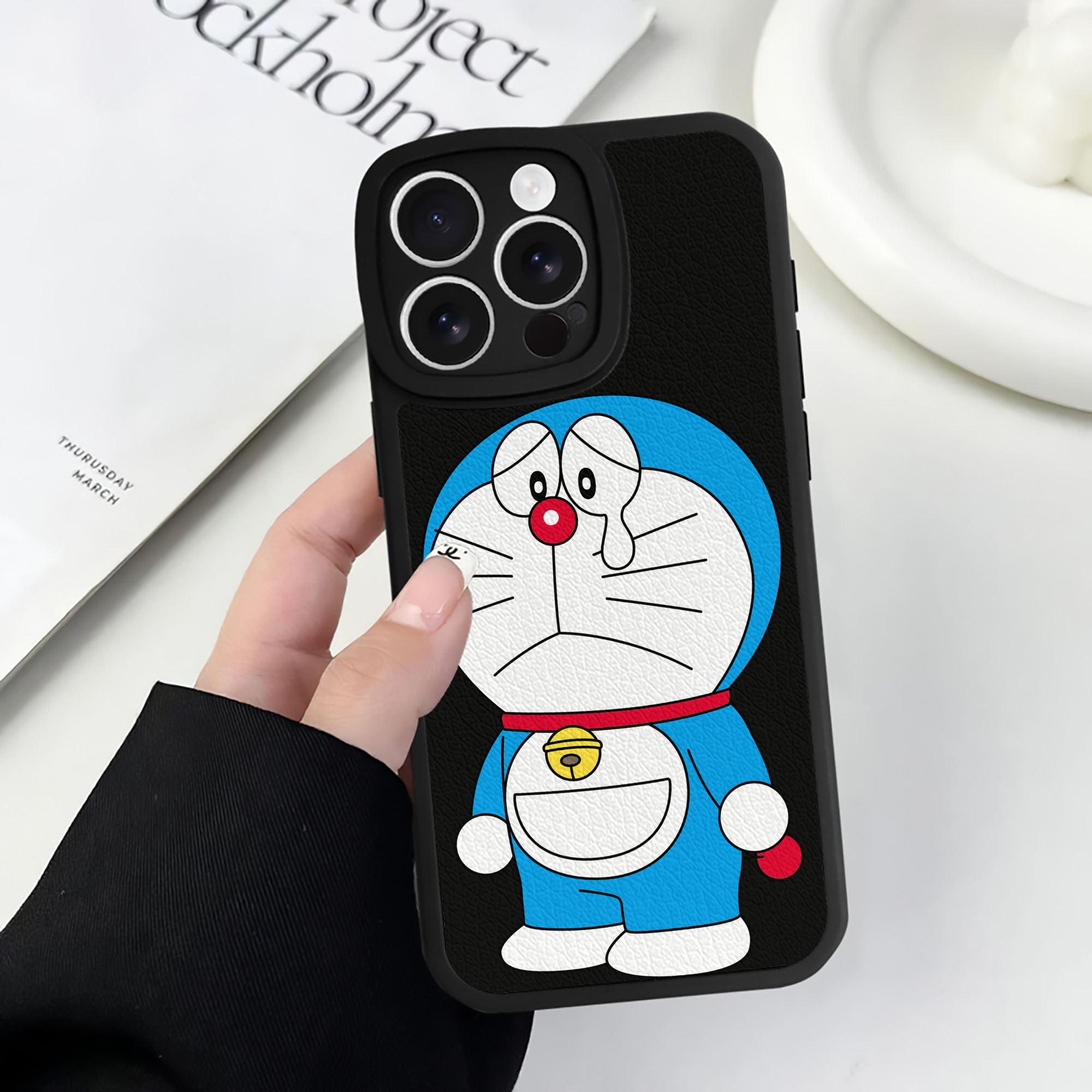 （画像用） ドラえもん Doraemon 【iPhone 16シリーズ対応】シリコンスマホケース（レザー調） 材質：シリコン